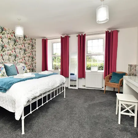 4 Bed In Gosforth 85807 Holiday home